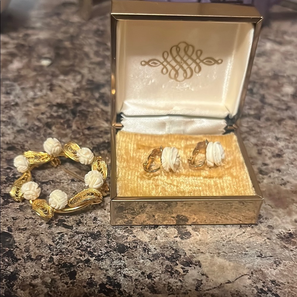 Elegant Gold and Cream Jewelry Set: Earring and Broach